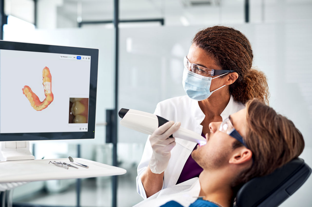 DIM-Image-Primescan2-Workflow-Dentist-Scan-Side-Goggles_StatusScan_edited_RGB