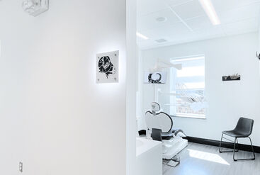Treatment room with treatment center Intego Pro welcomes patients with an aesthetic union of high-end technology and natural design elements. 