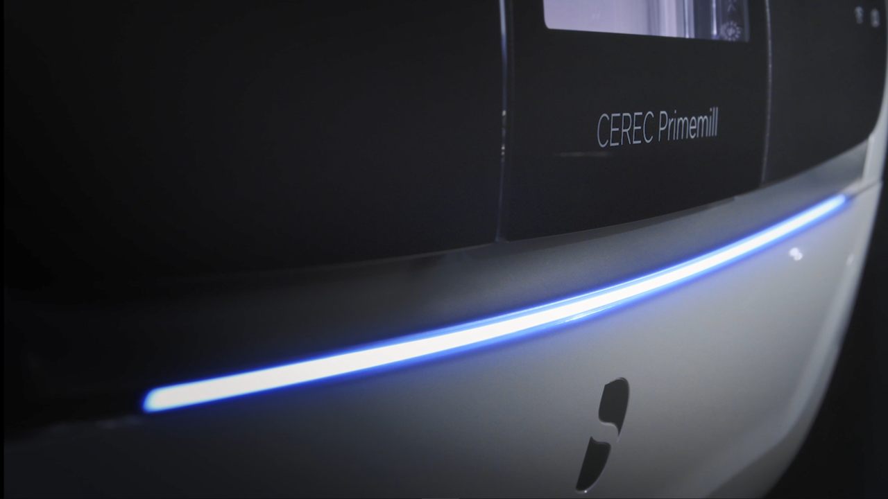 The LED light strip informs the user about the job and machine status.