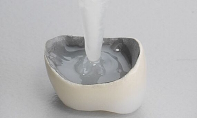 Calibra Universal cement dispensing into one of three tooth 