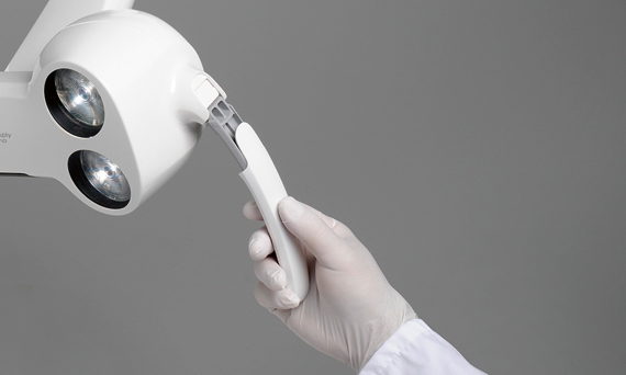 Contact-free sensor to adjust dental light