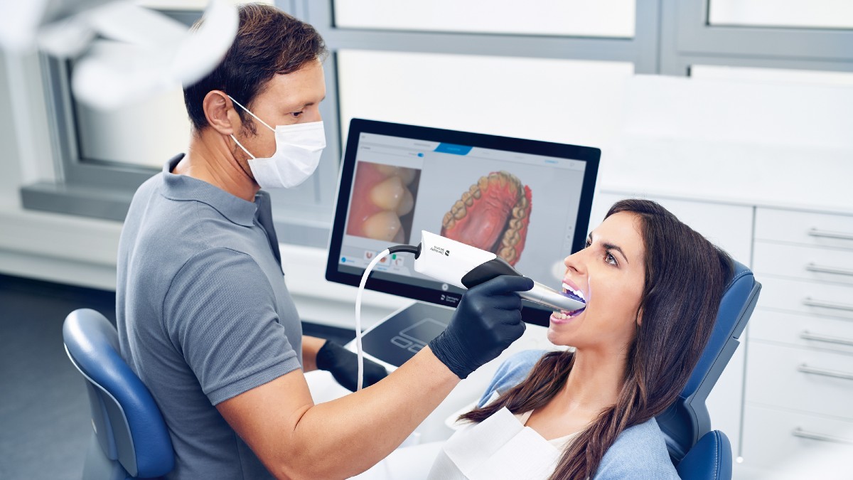 Dentista empleando Primescan en un paciente