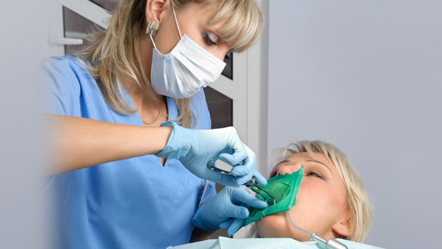 Dentiste traitant un patient