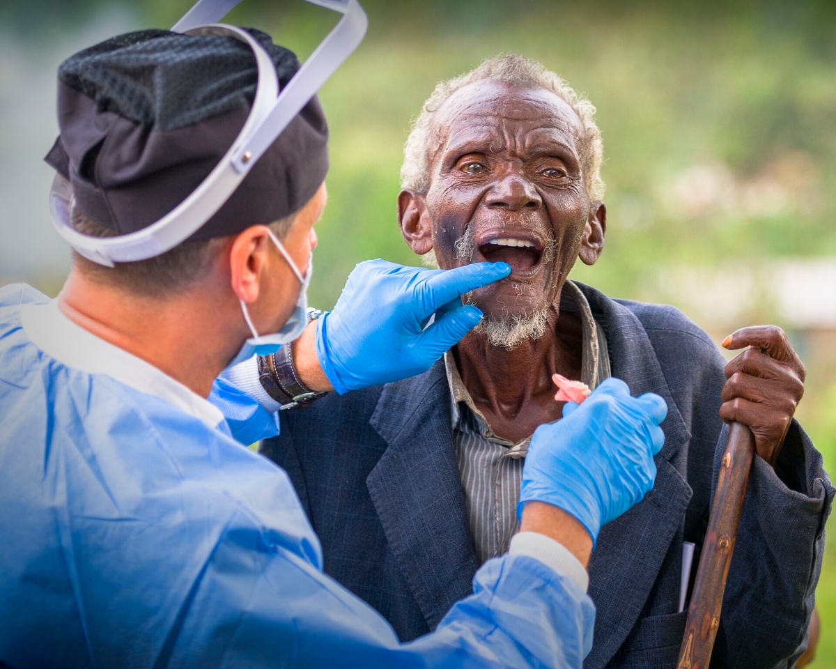 Ugandian patient receives new dentures by dentist