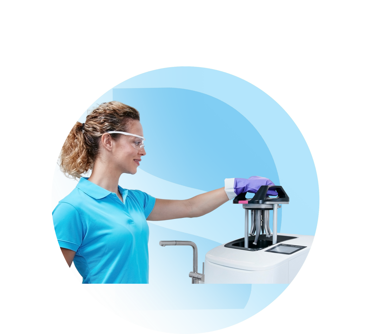 Tandartsassistent steriliseert instrumenten