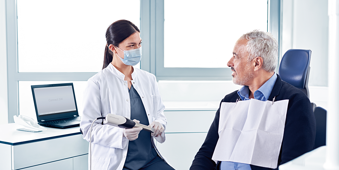Dentista usando a Primescan Connect em paciente