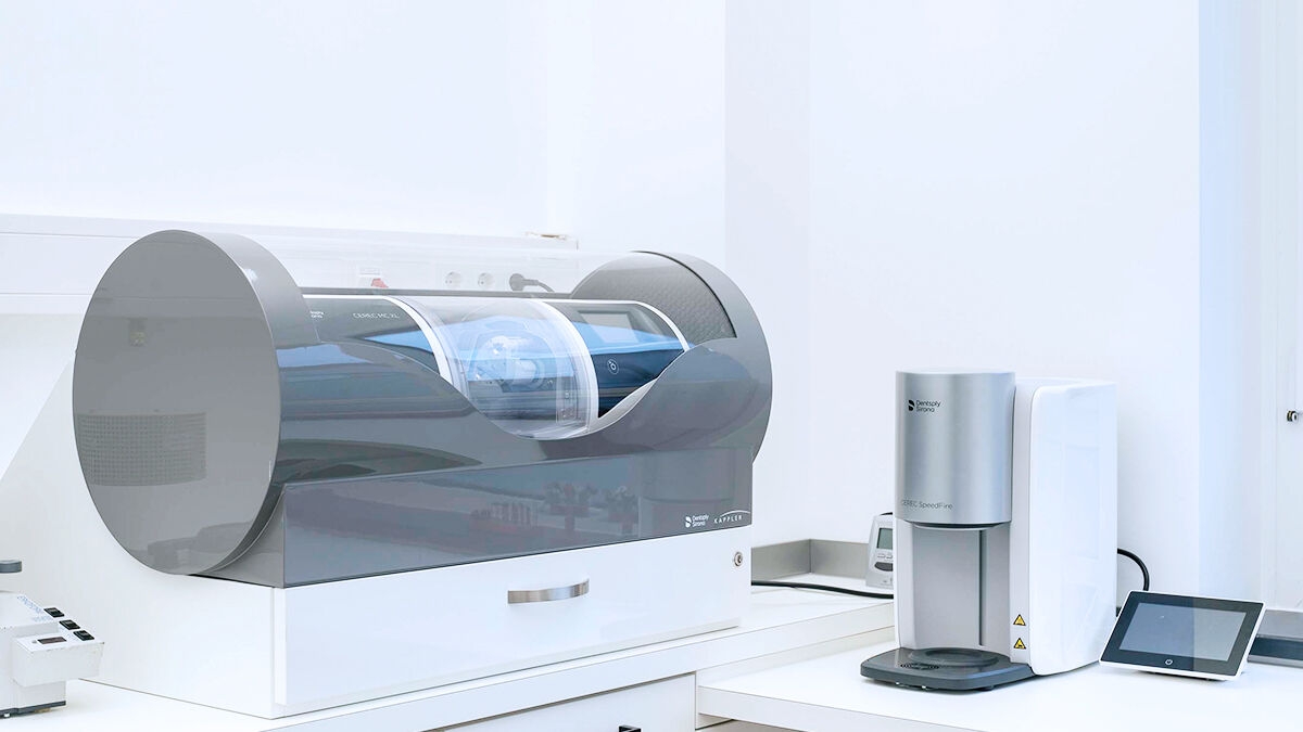 The Zähne im Zentrum practice in Münster relies on modern technology – for example, the CEREC MC XL milling machine and the CEREC SpeedFire sintering furnace.