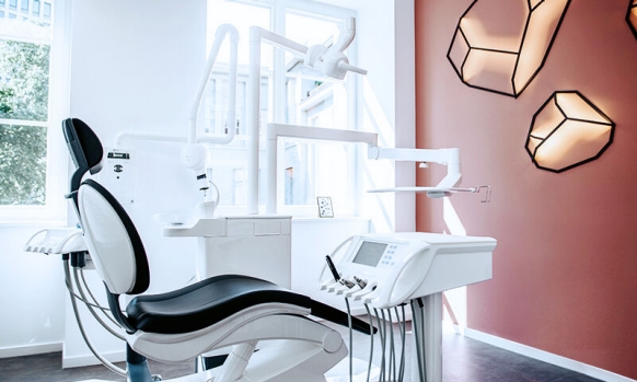 Treatment room equipped with the modern Dentsply Sirona treatment center.